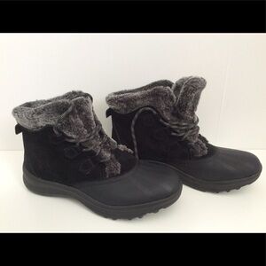 Baretraps winter boots size 9